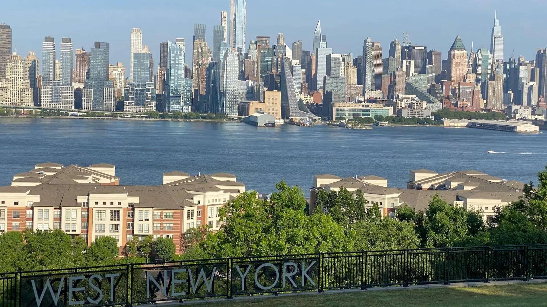 Guest house Nice 2Bedroom Apt With Patio Included To Enjoy West New York